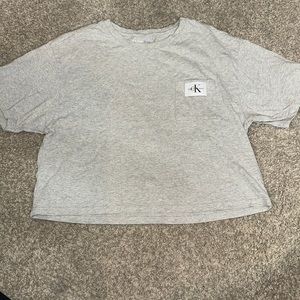 Cropped grey Calvin Klein tshirt